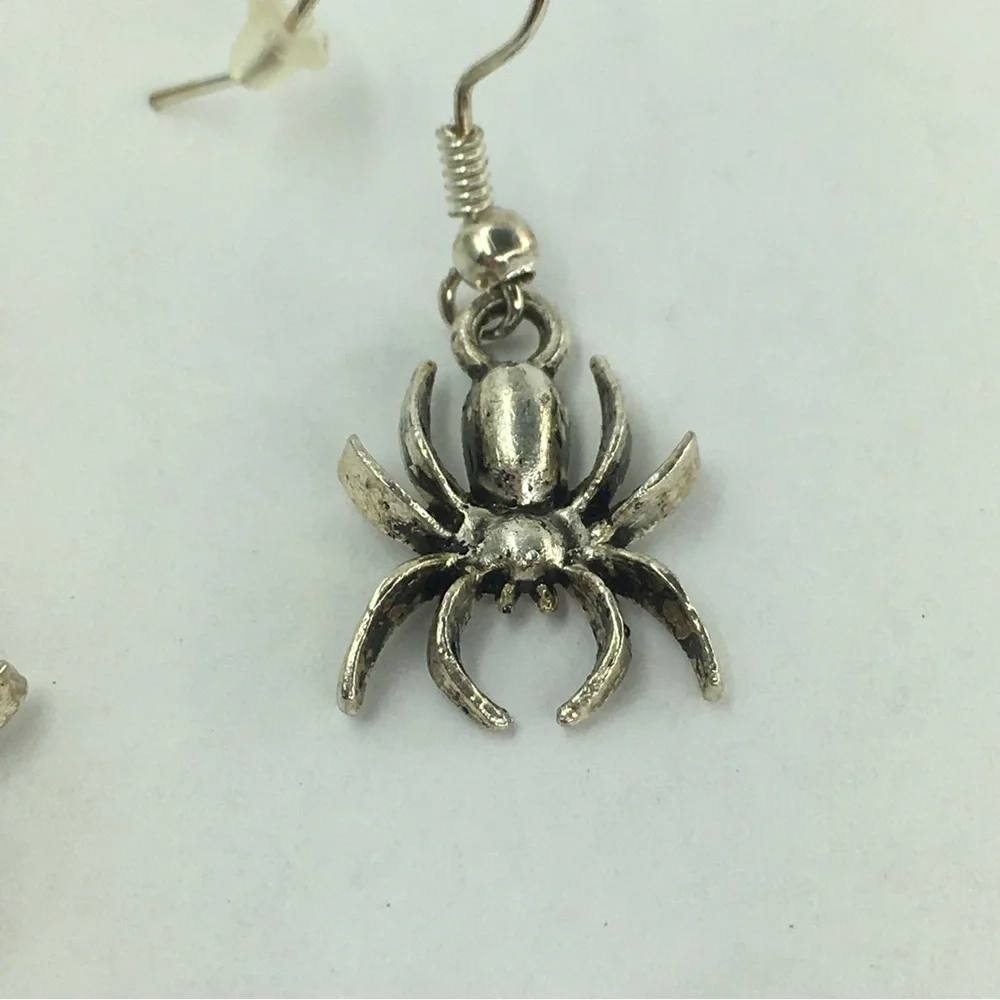 Spider Halloween Earrings Silver Tone Dangle Gothic New Without Tags Spooky